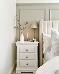 large bedside table Bedroom Decoration Ideas, Tall Kitchen, Bedroom Hacks, Decor Ideas Bedroom, Creative Bedroom, Top Furniture, Bedroom Panel, Bedroom Decor Design, Modern Bedroom Decor