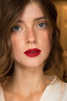 red lip with natural eye and skin Makeup Runway, Red Lipstick Looks, Cheveux Oranges, Women With Freckles, Lipstick Looks, Beauty Rules, Tousled Hair, French Beauty