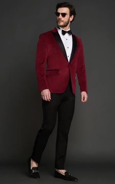 Vegas Red Velvet smoking | Udržitelné pánské oblečení na míru od A.I. Red Coat Outfit Men, Red Velvet Suit Mens, Red Carpet Tuxedo, Mens Tuxedo Styles, Red Blazer Outfit Men, Red Velvet Tuxedo, Red Coat Outfit