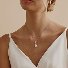 💎  Make your special day even more unforgettable with our Sterling Silver Freshwater Pearl Diamond Necklace! This elegant necklace features a timeless blend of freshwater pearls, shimmering diamonds, and a delicate leaf crystal design. 🌿✨ 👰  Whether you're the bride or a bridesmaid, this necklace is the perfect finishing touch for any wedding ensemble. The soft glow of the pearls and the sparkle of diamonds create a stunning look that is both classic and modern. 💫 💖  Each necklace is meticu Pearl Diamond Necklace, Crystal Wedding Necklace, Dainty Pearl Necklace, Pearl And Diamond Necklace, Etsy Bridesmaid Gifts, Elegant Necklace, Crystal Design, Crystal Wedding, Pearl Diamond