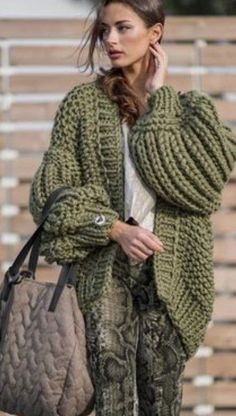 Mode Casual, Chunky Cardigan, Knitwear Fashion, Chunky Knit Cardigan, Green Cardigan, Outfit Trends, Knitted Cardigan, Knit Fashion