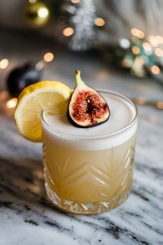 A photo of a 20. Vanilla & Fig Gin Sour a Christmas Gin Cocktails Holiday Gin Drinks, Gin Sour Cocktail Recipes, Gin Christmas Cocktail, Gin Sour, Gin Cocktail