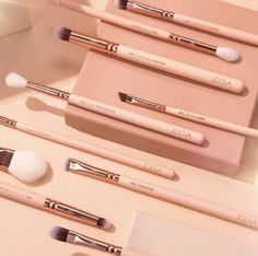 Dior Atelier, Eye Makeup Brushes, Photo Makeup, It Cosmetics Brushes, Brand Collection, Food Decoration, Photo Styling, Photo Reference, Makeup Brush Set