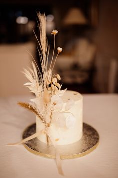 Wedding cake Tenerife, Licandro Weddings wedding planners in Tenerife Boho Mini Cake, Simple Boho Cake, Wedding Cake Bohemian Style, Boho Cake Pops, Boho Style Cake, Bolo Boho, Bohemian Wedding Cake, Wheat Wedding, 90th Birthday Cakes