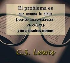 a book with glasses on top of it and the words, el problemo es que us