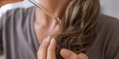 Experts explain hair oiling benefits, if it’s good for your strands, how to oil hair, and the best ones to use, including coconut oil, argan oil, and more. Track Hairstyles, Dunner Wordend Haar, Androgenetic Alopecia, Hair Growth Cycle, Shampoo For Thinning Hair, Best Hair Oil, Hair Regrowth Treatments