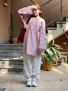 Pakistani Daily Wear Suits, Pakistani Simple Suits, Desi Casual Outfits, Desi Party Wear, Pakistani Suits Casual, Trendy Kurti Designs, Casual Pakistani Outfits, Casual Pakistani Outfits Simple, Desi Casual