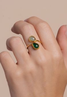 El Anillo Aura Verde y Agua combina los tonos calmantes del verde y el azul, evocando la sanación y la serenidad. Estos colores, asociados con el chakra del corazón y la comunicación, armonizan tu energía vital y emocional. Al llevarlo, sientes la frescura y la renovación de tu campo energético, promoviendo equilibrio, amor y paz interior. COLECCIÓNEn esta colección de joyas se unen las propiedades energéticas de las piedras semipreciosas con los puntos energéticos del cuerpo, aprovechando la ca Silver Earring Cuff, Climbing Earrings, Engraved Pendant, Travel Jewelry Box, Choker Pendant, Les Chakras, Ear Cuff Earings, Zodiac Pendant, Rhinestone Headband