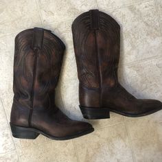 Frye Boots Made Of Genuine Leather. Has Been Worn A Few Times So Has Light Normal Wear. These Are Billy Pull On Style I Took A Picture Of The Toe That’s A Little Flaw. Overall Great Condition With Lots Of Life Left Frye Boots, Frye Shoes, Mid Calf, Style Me, Womens Boots, Shoe Boots, Genuine Leather, Take That, Size 6