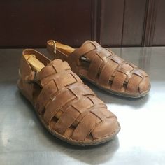 Brand New Mens Sandals Born Handcrafted Sandals Brown Size 13 Dad Sandals, Mens Slide Sandals, Born Shoes, Leather Strap Sandals, Rugged Leather, Tan Sandals, Fisherman Sandals, Leather Thong Sandals, Mens Leather Sandals