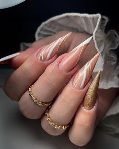 Basic Design Nails, Gold Stiletto Nails, Acrylic Toe Nails, Wow Nails, Stiletto Nails Designs, Exotic Nails, Gold Nails