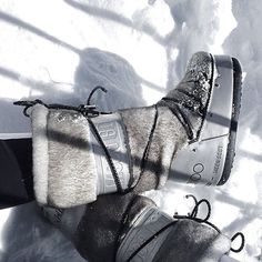 Ski Editorial, Snow Bunny Outfit, Ski Trip Outfit, Aspen Ski, Ski Outfits, Moon Boot, Snow Outfit, Ski Season, Ski Fashion