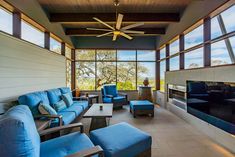 Modern Sunroom Ideas with Wood Furnitures ad Blue Cushions In contrast to the use of beige on the surfaces in the modern sunroom area where the blue of the sky leaks through the windows, the color was chosen for the seating group was azure. Blue And White Sunroom, Contemporary Sunroom, Sunroom Decorating Ideas