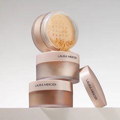 Laura Mercier's Translucent Loose Setting Powder Ultra-Blur Is Talc-Free And Infused With Hyaluronic Acid For Comfortable 16-Hour Wear And Ultra-Blurring Power. Like The Original Cult Favorite, This Powder Has A Weightless Texture So Skin Looks And Feels Soft, Smooth And Flawless. Benefits Infused With Ultra-Blurring Ingredients Like Amino Acid & Silica Powders To Blur Away The Look Of Pores, Fine Lines, And Imperfections Total Shine Control & Zero Photo Flashback 2023 Allure Best Of Beauty Awar Laura Mercier Foundation, Laura Mercier Makeup, Loose Setting Powder, Medium Skin Tone, Juice Beauty, Translucent Powder, Deep Skin, Flawless Face, Clean Skincare