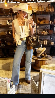 Inspiração look country- cowgirl BARRETOS 2023, Barretos 2024, pbr, look rodeio, Look country, western, fazenda, três tambores, rodeio, pecuaria, bex, country life, cowgirl, agro, traia, moletom, bota, boots, tin haul, charlie1horse, barretos, americana, jaguariuna, rio verde, nfr, ariat, cinch, goyazes, tin haul, corral, ferrini, all jeans, look jeans, look all jeans, cutter, zenz, wrangler, yeti, stanley, cabellas, bass pro shop, chapéu, resistol, stetson, texas, jeans, all jeans, carhartt, hurley, hooey, under armour, levis, yellowstone, look total jeans, cavalo, horse, franja, look country, cowgirl, navajo, índio, longhorn, fivela, cinto, miss me, grace in, cinch. Look All Jeans, Tin Haul, Bass Pro Shop, Cowgirl Look, Country Cowgirl, Looks Country, Rodeo Outfits, Western Girl, All Jeans