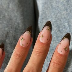 Phoebe Cascarina on Instagram: "You just know I had to do this set in brown 🤎   @14_day_manicure Dark knight  Chrome powder and gems are linked on my story (& saved in my October story highlight) ✨   *contains gifted products #nails #nailinspo #nailart #nailsofinstagram #naildesign #nailstagram #gelnails #acrylicnails #nailartinspo #naildesigns  #nailinspiration #nailsoftheday #almondnails #simplenails #phoebesummernails #nailinspo2024 #2024nails #winternails #winternailinspo #nailinspo2024 #autumnnails #fallnails #nailtutorials #nailvideos" Star Nails Minimalist, Star Constilation Nails, Nails With Twinkle Stars, Dark Star Nails, Star Burst Nails, Brown Nails With Stars, North Star Nails, Gold Star Nail Art