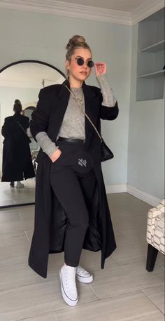 Coatigan Outfit, Black Coat Outfit, Outfit Informal, Classy Streetwear, Sneaker Outfits, Coat Outfit, Outfit Mujer, Trendy Fashion Tops, Mobile Web