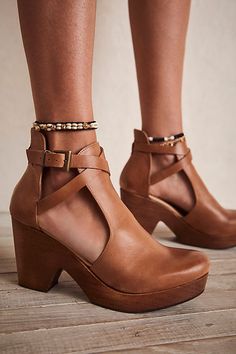 Style Clogs, Clogs Heels, Platform Clogs, Cooler Look, Free People Shoes, Leather Clogs, Heeled Ankle Boots, Shoe Style, Mule Clogs