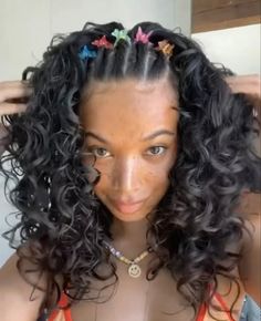 Rave Hairstyles, Festival Hairstyles, 2000s Hairstyles, Curly Hair Accessories, Concert Hairstyles, Butterfly Hair Clips, Rave Hair, Y2k Hairstyles, Cute Curly Hairstyles