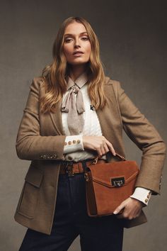 Cheltenham Bag (Tan) Holland Cooper, Trench Coat Outfit, Patches Fashion, Outfit Invierno, British Outfits, Elegant Fall, Coat Outfits, Handle Design, British Style