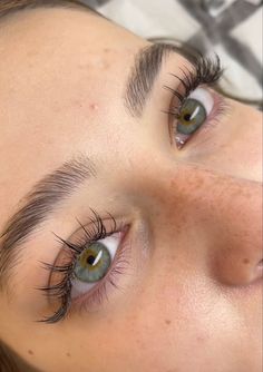 Aprende a realizar extensiones de pestañas de manera profesional. 🎀 #fashion #pestañas #belleza #ojos Dolly Lashes, Membentuk Alis, Wispy Eyelashes, Lash Studio, Big Lashes, Eyelash Extensions Styles