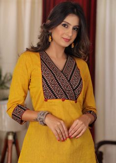 New Fashion Kurti Design, Kurties Neck Design Latest Fashion, Chudidar Tops Design, Cotton Kurti Sleeves Design, Chudidar Collar Neck Designs, Neck Designs For Chudidhar Tops, Kurthi Yoke Pattern, New Style Kurti Design