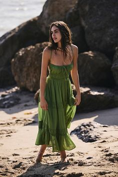 Taking Sides Maxi Caribbean Fashion Women, Beach Family Photos Outfits, Free People Dress Maxi, Green Beach Dress, Hawaii Outfits Ideas, Beach Vacation Clothes, Cruise Dresses, Summer Long Dresses, Vietnam Clothes