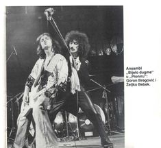 an old photo of two people on stage playing guitars and singing into microphones with the caption's name in spanish