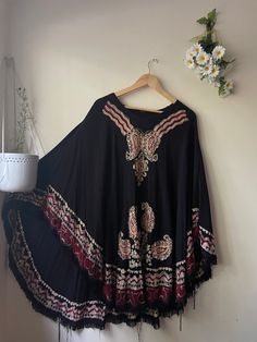 Vintage Poncho | 2000s | Black Poncho | Embroidered Poncho | Hipster Top | Y2K Style | US L Excellent preloved condition. Please keep in mind you are purchasing a second hand product which may display slight signs of wear. Embroidered Poncho, Hipster Tops, Black Poncho, Beautiful Clothes, Y2k Style, Beautiful Outfits, Gender Neutral, Second Hand, Art Collection