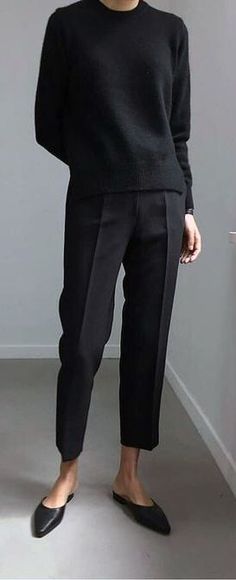 Women's fashion | All-black minimal outfit with flats. Minimal Stil, Minimalist Moda, Look Office, Office Fashion Women, Minimal Outfit, Virtual Fashion, Work Wear Women