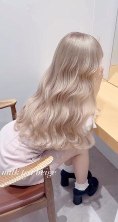 Short Milk Tea Hair, Light Milk Tea Hair Color, White Milk Tea Hair, Milk Blonde Hair, Milk Tea Blonde Hair, Korean Hair Color Ideas, Milk Tea Hair Color, Beige Korean