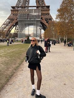 Outfit Inspo Winter Europe, Loafers With Stockings Outfit, Amsterdam Winter Style, Autumn Outfits Europe, December Europe Outfits, Europe December Outfit, Dinner In London Outfit, Loafers With Stockings, Winter Outfits With Loafers