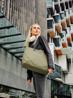 Ready for anything - the Elements Tote combines weather-resistant durability with urban sophistication. Expandable space, intuitive organization, and versatile carry options make this your perfect everyday companion. Adventure meets style. #ALPAKA #ToteBag #ModernCarry Urban Sophistication, Weather Resistant