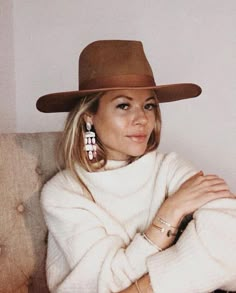 Look Boho Chic, Mode Shoes, Hat Outfit, Outfits With Hats, Looks Chic, Fall Winter Style, White Sweater, Fall Winter Fashion, Up Girl