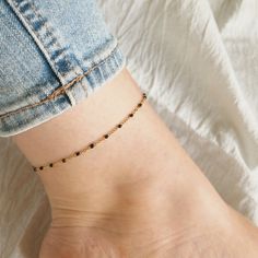 Simple black enamel beads anklet ..:: Materials ::.. Stainless steel chain Stainless steel lobster clasp and extender chain ..:: Packaging ::.. Anklet comes on a cardboad card in transparent bag Each size comes with a 5cm (2 inch) extender chain for adjustment ..:: How to choose a right size ::.. Measure any other anklet you own. Or take a piece of string and put it around your ankle. Then measure the string.  Your measurement most likely will be somewhere between sizes. I suggest that you opt f Black Anklet, Beads Anklet, Black Beads Mangalsutra, Black Beads Mangalsutra Design, Ankle Jewelry, Simple Chain, Fancy Jewellery Designs, Women Anklets, Jewelry Summer