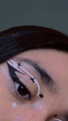 Delineado negro y blanco de estrellas 🖤✨ Black And White Makeup Looks, Art Eyeliner, Black And White Makeup, Butterfly Makeup, Cute Eye Makeup, Black Makeup, Eyeliner Looks