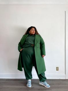 Plus Size Monochromatic Outfits, Plus Size Trench Coat, Plus Size Baddie Outfits, Green Trench Coat, Monochromatic Fashion, Plus Size Fall Outfit, Monochromatic Outfit, Look Plus Size, Plus Size Fall