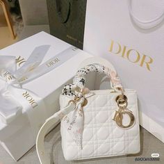 Elegant Gift Shoulder Bag With Original Box, White Shoulder Bag For Evening With Original Box, Luxury White Bags With Pearl Handle, Luxury Cream Shoulder Bag, Luxury Cream Bag For Wedding, Luxury Cream Bag For Weddings, Luxury Cream Wedding Bag, Luxury Beige Shoulder Bag For Wedding, Luxury Bag With Pearl Handle For Gift