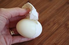 Who knew - add baking soda to the water when hard boiling eggs and the shell will come right off. Hard Boiling Eggs, Boiling Eggs, Best Hacks, Think Food, Boiled Egg, Hard Boiled Eggs, Baking Tips, Boiled Eggs, Kitchen Hacks