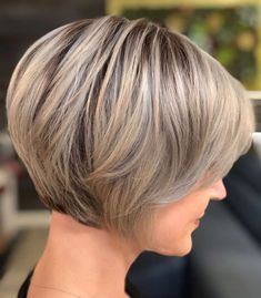 Structured Jaw-Length Pixie Bob #shortbob Blonde Balayage Bob, Κούρεμα Bob, Icy Blonde Hair, Layered Bob Short, Bob Cuts, Really Short Hair, Creamy Blonde, Long Pixie Cuts, Short Layered Haircuts