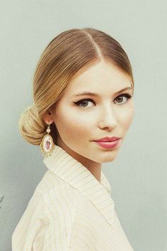 Winged eyes and sleek hair for spring #beauty #eyeliner #hair Slicked Back Hairstyles, Side Chignon, Low Chignon, Ulyana Sergeenko, Bob Hair, Sleek Hairstyles, Wedding Beauty, Riga, Hair Dos