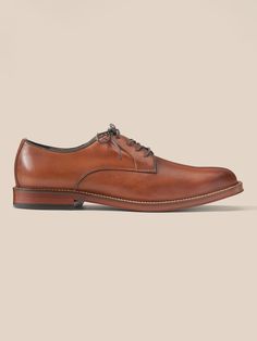 A versatile oxford shoe with sleek, minimalist design, made in luxe, Italian leather.  Designed with lightweight, durable OrthoLite® performance insoles for breathable cushioning that wicks away moisture for the ultimate in comfort.  Our Advanced Co