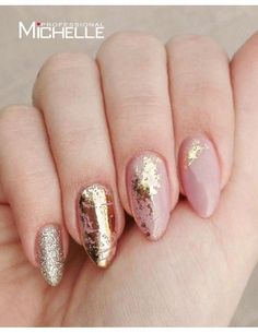 Gel per l'adesione dei foil sull'unghia.   Contenuto: 15ml Gold Nail Polish Designs, Gold Foil Nail, Glitter Nail Paint, Foil Nail Designs, Foil Nail Art, Gold Foil Design, Golden Nails, Glitter Manicure, Gold Nail Polish