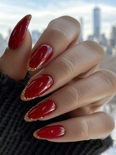 Rouge  Collar    Ongles de couleur Embellished Red Sparkle Nails, Red Sparkly Nails, Red And Gold Nails, Red Nails Glitter, Red Gel Nails, Red Nail Art, Elegant Nail Designs, Fancy Nails Designs