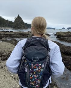 Granola Girl Backpack, Travel Backpack Aesthetic, Backpacking Clothes, Backpacking Outfits, Granola Aesthetic, Hiking Fits, Aesthetic Backpack, Backpack Outfit, Purse Essentials