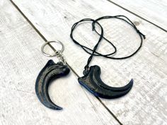 "Raptor Claw Keychain or Raptor Claw Necklace - Our claw is 2 inches at its longest and is solid black resin. Our key chains are digitally sculpted, 3D printed in tough black resin and is sealed for durability! Please note that it's made of resin and not plastic, so there's a slight possibility that it can break if dropped on a concrete floor. OPTIONS: - Black resin with clear coat seal - Comes with one claw, either keychain or necklace - Stainless steal Keychain hoop and chain - Necklace - blac Handmade Black Claw Jewelry, Velociraptor Claw, Raptor Claw, Collares Aesthetic, Floor Options, Crab Claws, Heavy Metal Art, Claw Necklace, Stainless Steal