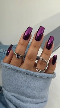 15 Creative Ideas for Stunning Purple Nail Art: From Dark to Light - TecArticles Violet Chrome Nails, Dark Purple Nails With Design, Midnight Purple Nails, Dark Purple Nails Ideas, Nails Design Purple, Purple And Silver Nails, Purple Glitter Nails, Silver Nail Designs, Purple Nail Art