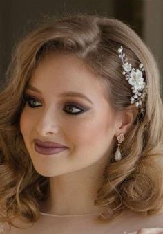 Bridal Hairstyles For Short Hair, Short Bridal Hair, Formal Hairstyles For Short Hair, Short Hair Bride, Quince Hairstyles With Crown, Mother Of The Bride Hair, Quince Hairstyles, Hair Homecoming, Wedding Hair Inspiration