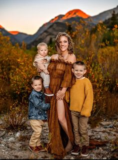 Mom And Kids Fall Photoshoot, Fall Mommy And Me Photo Shoot, Family Photos Single Mom, Single Mom Family Photos, Mommy And Me Fall Photo Shoot, Sibling Fall Photoshoot, Single Mom Photo Shoot, Single Mom Family Pictures, Family Picture Poses For 3