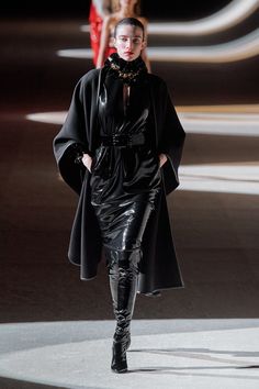 Saint Laurent Prêt-À-Porter Automne-Hiver 2020-2021 - Défilé | Vogue Paris Saint Laurent Fashion Show, Casual Attire For Women, Vinyl Clothing, St Laurent, Top Design Fashion, Minimalist Dresses, Trending Fashion Outfits, Vogue Russia, Coat Design